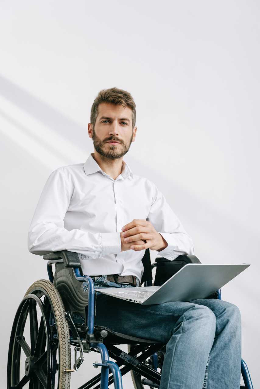 disabile in carrozzina studio online all'estero 
